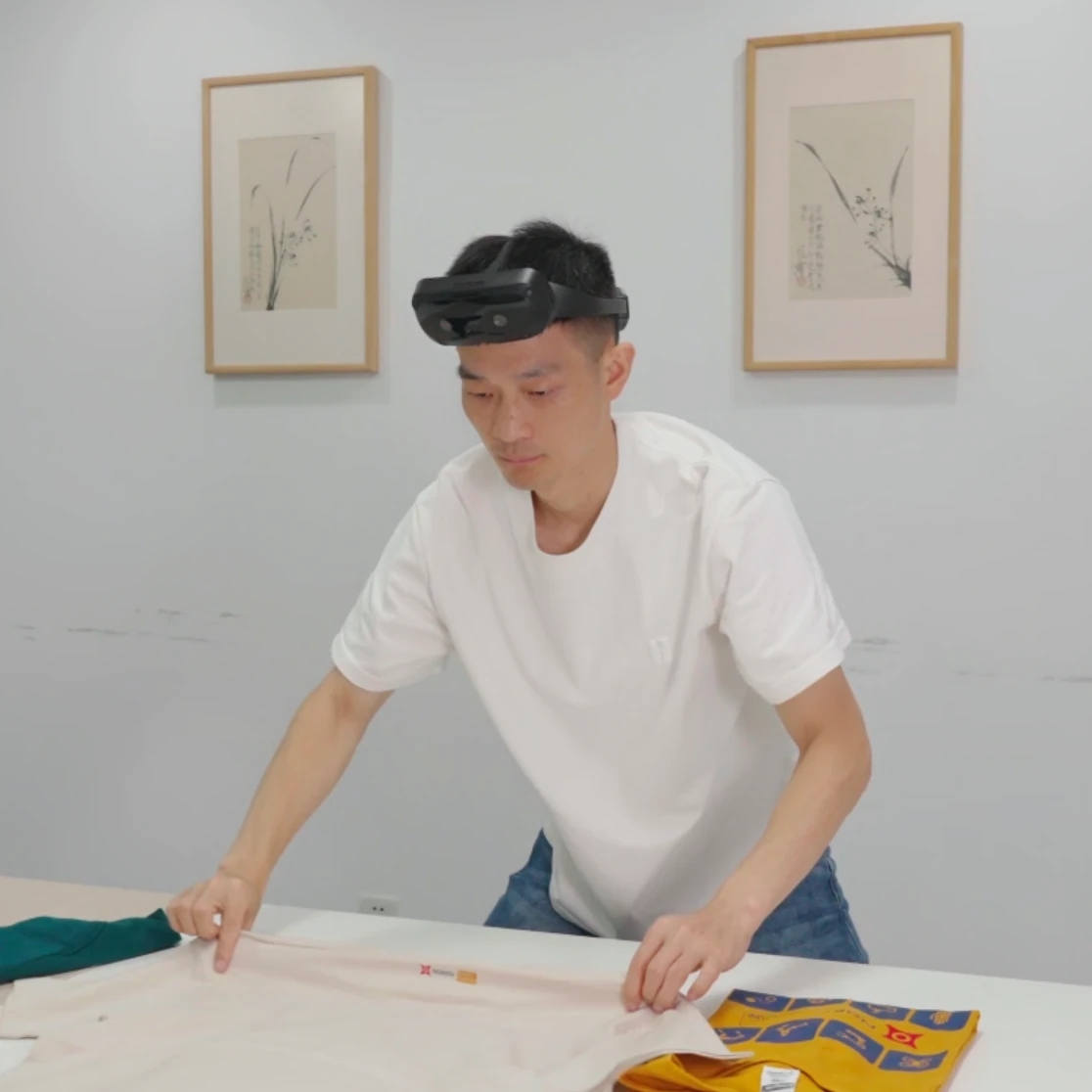 佩戴 TOBI E6 进行真实任务采集的官方场景图片